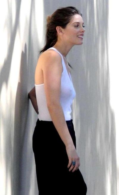 15P Ashley Greene, gros décolleté et seins nus