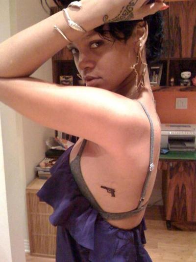 16P Rihanna showing her naked body and her sexy ass in thong