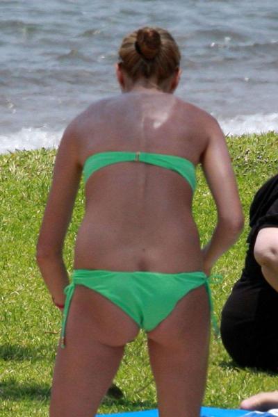 16P Heidi Klum zeigt ihren Körper und ihren sexy Arsch in ihrem grünen Bikini