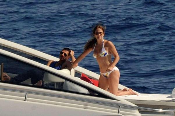 16P Jennifer Lopez enjoying on yachts and showing the best ass on the world hot phot