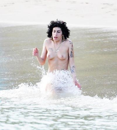 15P Amy Winehouse playing with her bare tits on beach