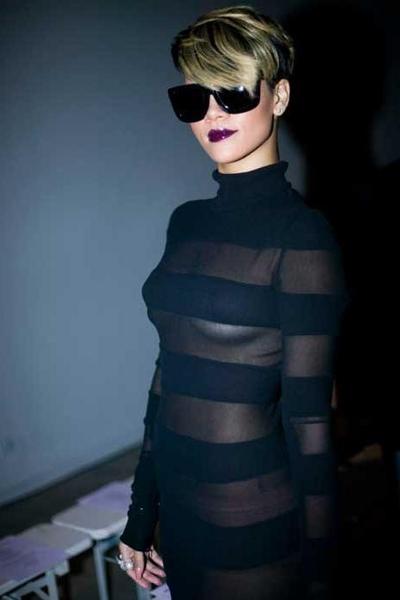 15P Rihanna regarde son corps nu et sexy dans le miroir