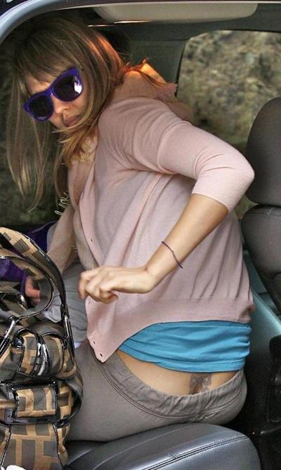 15P Jessica Alba sexy en jupe haute et transparente