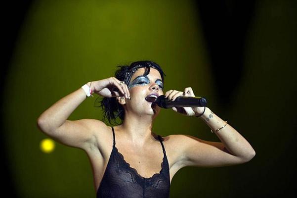 10P Lily Allen nipple