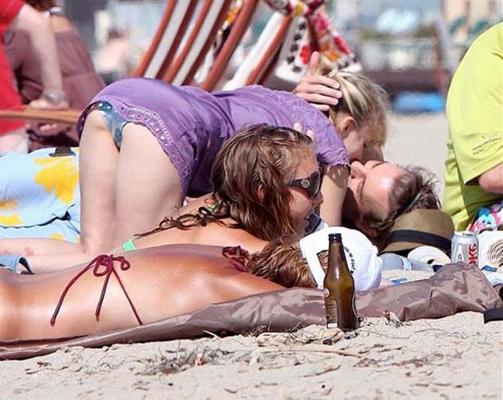 16P Kristen Bell upskirt of her ass in short skirt