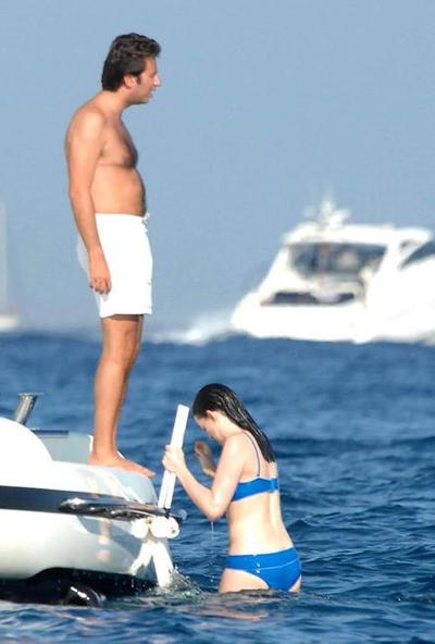 10P Anne Hathaway caught in very sexy bikini