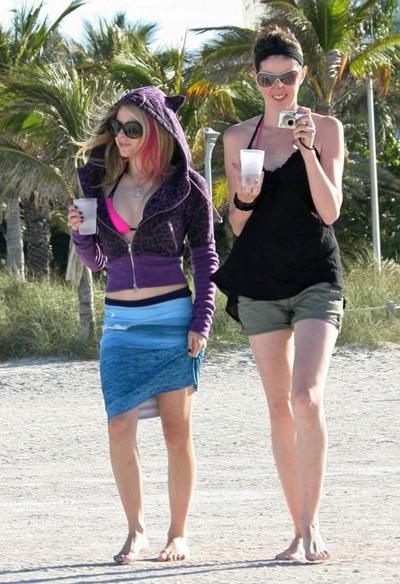 16P Avril Lavigne exclusive pics of her in hot bikini
