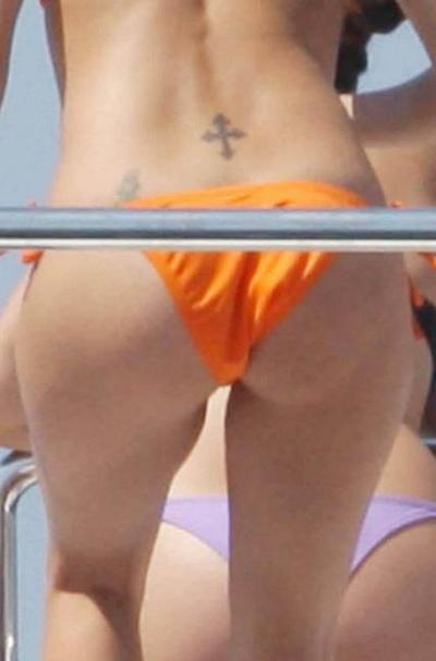 16P Eva Longoria showing beautiful ass in bikini