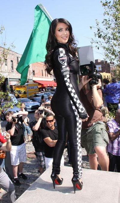 16P Kim Kardashian showing stunning latina ass