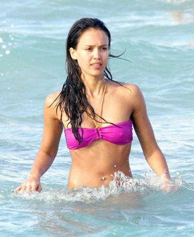 16P Jessica Alba expose her ass in sexy bikini