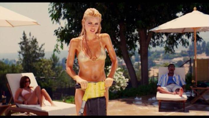 16P Sophie Monk pillada en bikini y besándose como lesbiana