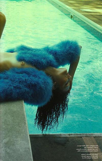 10P Ciara Christensen expondo seus lindos peitos na piscina para uma sessão de fotos sexy