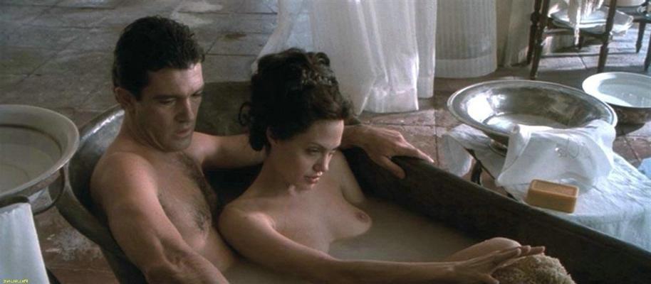 15P Angelina Jolie corps sexy en robe noire