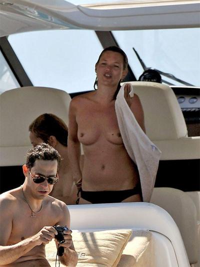 15P Kate Moss zeigt sich großartig oben ohne auf einem Boot