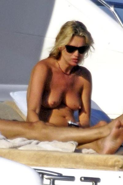 10P Kate Moss showing her nice tits on yacht with some friends paparazzi pictures