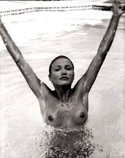 10P Cameron diaz montrant ses jolis gros seins et posant très sexy en bikini