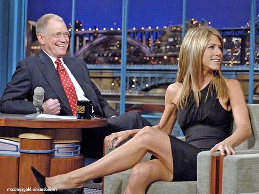 16P Jennifer aniston mostrando su culazo en tanga y sus lindas piernas en minifalda