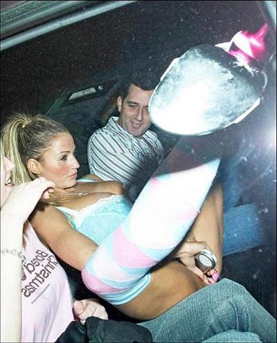 15P Katie Price Jordan se masturbe avec son téléphone portable et montre ses gros seins