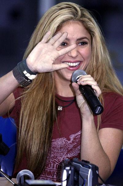 8P Shakira showing her pussy and tits and fucking hard