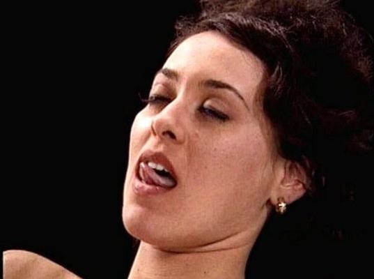 12P Joan Gerardi zeigt ihre schönen großen Titten in einigen Nacktfilm-Caps