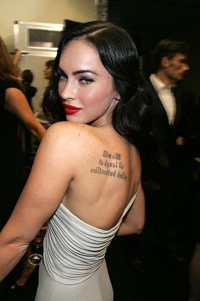 10P Megan Fox zeigt ihre schönen großen Titten in nackten Filmmützen und posiert sehr sexy