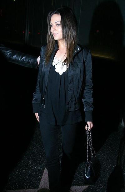 9P Mila Kunis showing her pussy and tits and fucking hard