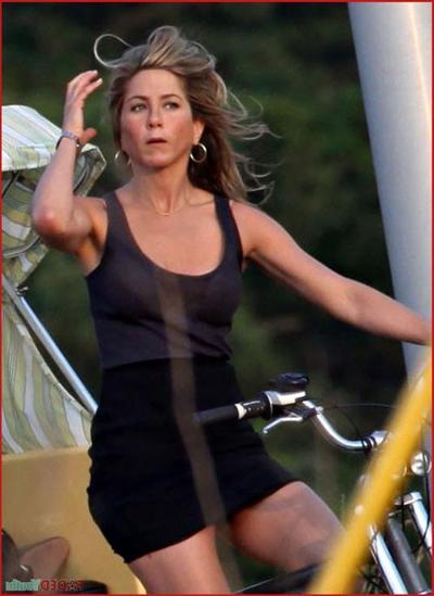 9P Jennifer Aniston montre sa chatte et ses seins et baise à fond.