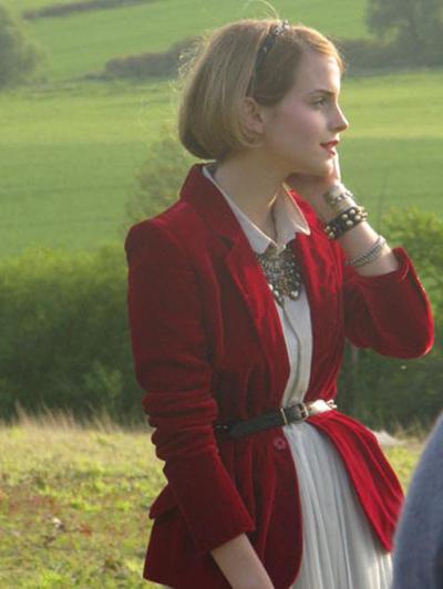 9P Emma Watson montre sa chatte et ses seins et baise fort