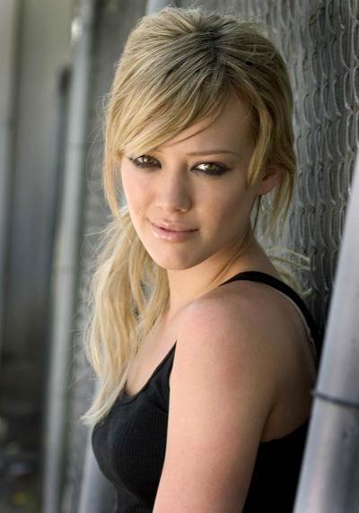 15P Hilary Duff, joli cul en bikini noir moulant