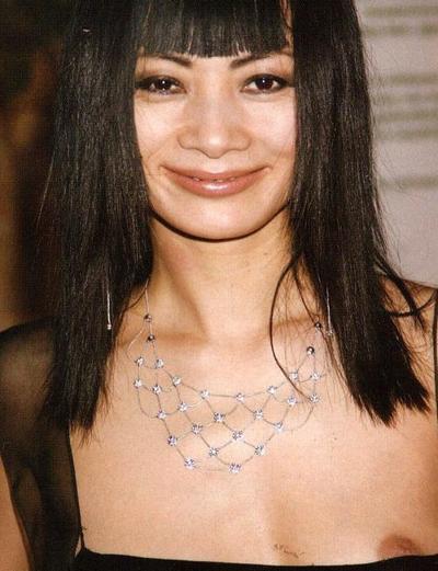 10P Bai Ling zeigt ihre schönen kleinen Titten in einigen Nacktfilm-Caps und Paparazzi-Bildern