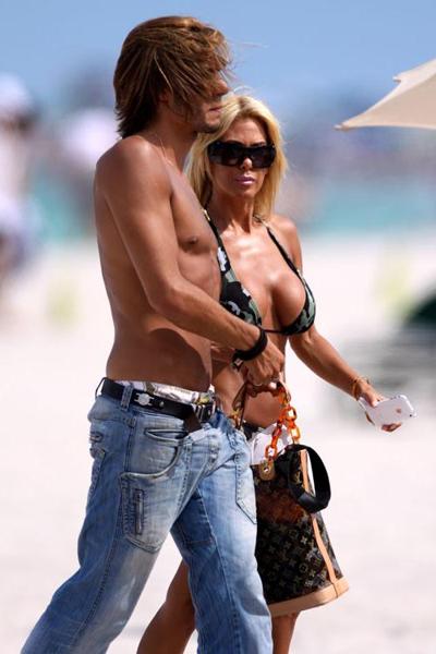 10P Shauna Sand zeigt ihre schönen großen Titten auf Paparazzi-Bildern am Strand und posiert darin