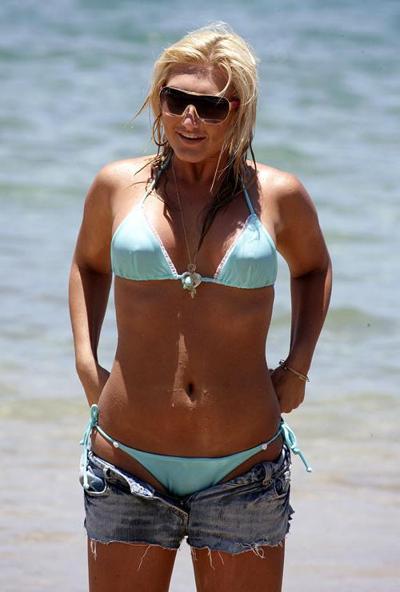 16P Brooke Hogan look sexy in bikini paparazzi pictures and downblouse