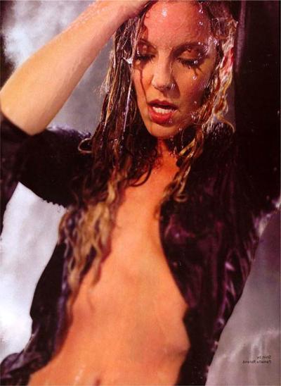 15P Andrea parker posando desnuda y sexy con medias de red