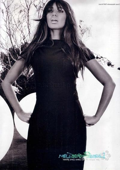15P Leona Lewis montre ses gros seins dans un joli décolleté