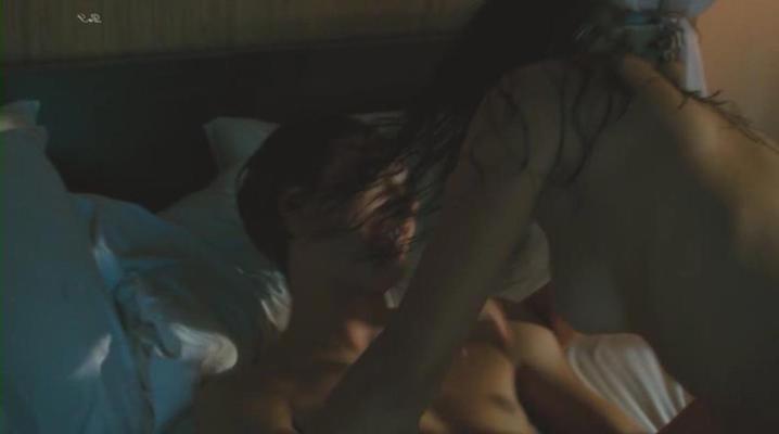 15P Mila Kunis naked boobs in sex scene in the bed