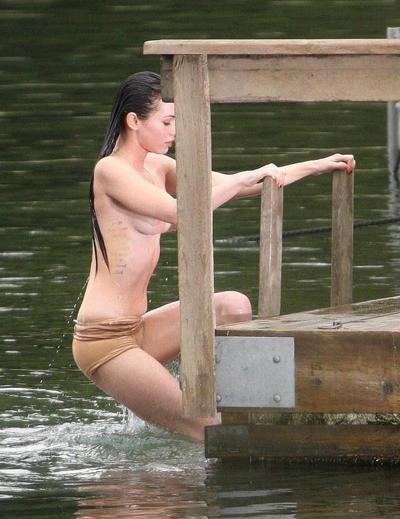 15P Megan Fox con cara adorable y topless expuesta