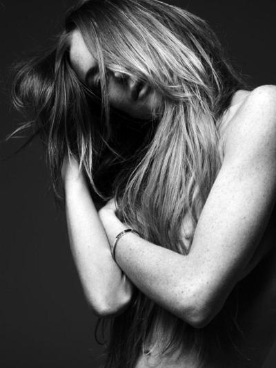 15P Lindsay Lohan cover her nude boobs with her hair