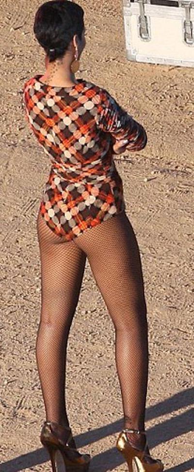 15P Rihanna fantastic view of her almost bare butt