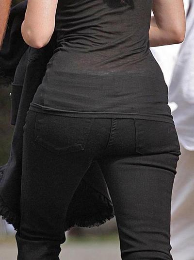 15P Jennifer Love Hewitt avec de superbes seins dans des poses avec un décolleté profond