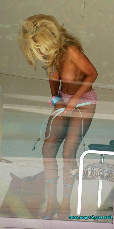 16P Jenny McCarthy mostrando seus lindos peitos grandes em fotos de paparazzi