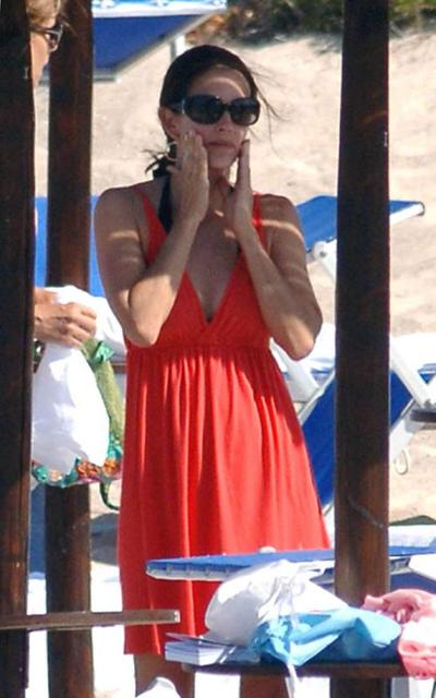 15P Celebrity Courntey Cox perfect body in sexy black bikini