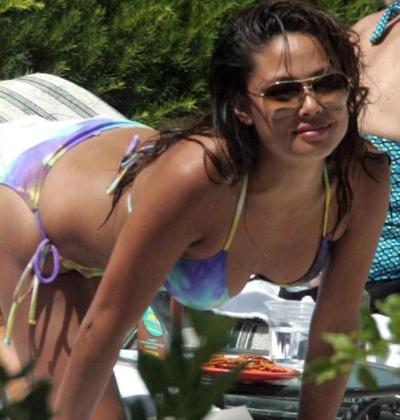 15P Celebrity Vanesa Minilo showing her sexy ass in tight bikini