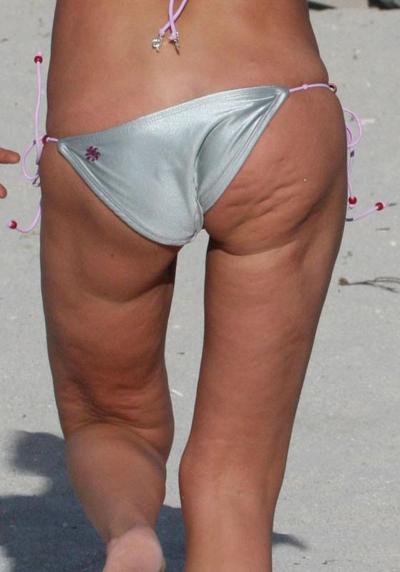 15P CelebTara Reid showing her great ass and legs in bikini