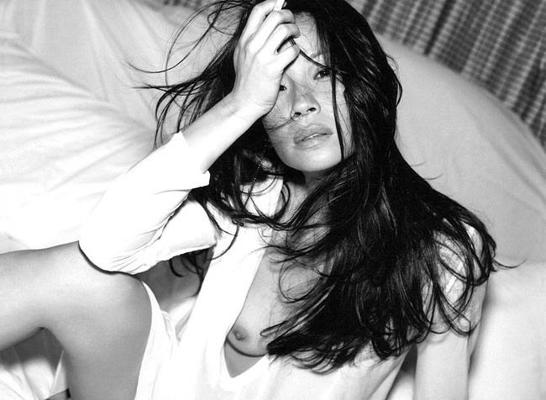 15P La célébrité Lucy Liu a exposé ses beaux seins pour un magazine