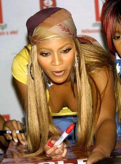 16P Beyonce Knowles nice upskirt in car