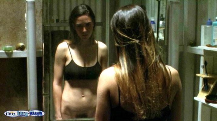16P Jennifer Connelly montrant ses jolis gros seins en transparence