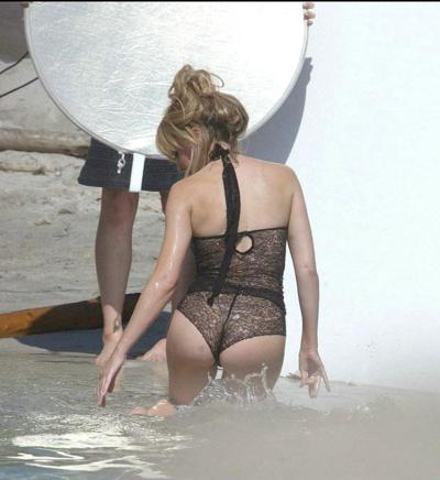 15P Celebrity Kylie Minogue showing her great ass