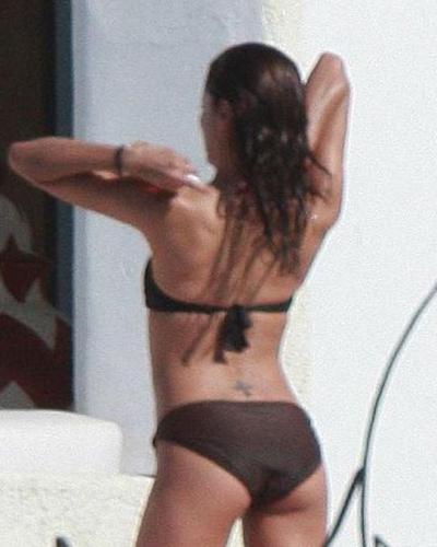 15P Celebrity Eva Longoria showing her great ass in bikini