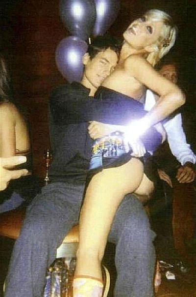 16P Paris Hilton montrant sa jolie jupe en jupe haute à la chatte rasée.