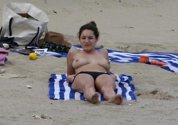 16P Celebrity babe Kelly Brook exposed boobs on the beach
